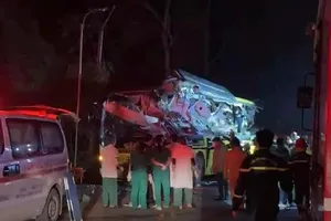Xe container tông ô tô khách, 5 người tử vong