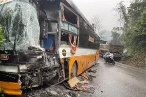 Xe khách 40 chỗ va chạm xe tải trên quốc lộ 70 ở Yên Bái