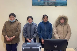 4 phụ nữ vờ mua hàng để lấy tiền của cụ bà 80 tuổi