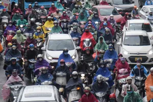 Mưa lớn, giao thông Hà Nội ùn tắc nghiêm trọng