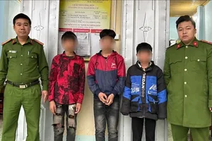 Công an triệu tập nhóm học sinh ném đá vào xe qua đường