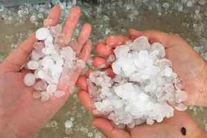 Giông lốc, mưa đá bất thường làm tốc mái gần 500 nhà dân, trường học