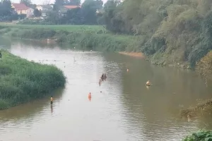 Nhóm 7 học sinh đi tắm sông, 2 em bị đuối nước tử vong