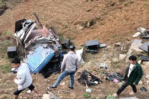 4 người trên xe tải bị thương sau khi lao xuống vực sâu 50 mét