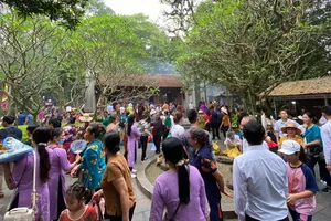 Đền Hùng đã đón cả vạn người về hành hương dù chưa vào chính hội