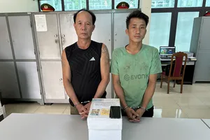 Đang vận chuyển 6.510 viên ma túy thì bị bắt