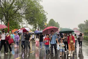  Hàng nghìn người đội mưa về đền Hùng ngày Giỗ Tổ Hùng Vương