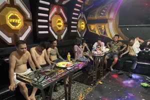 Công an Tuyên Quang bắt giữ nhóm nam nữ mở tiệc ma túy tại quán karaoke