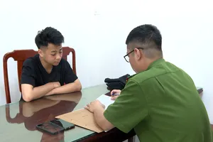 Trùm đầu, đeo khẩu trang vào cửa hàng cướp giật điện thoại 