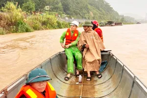 Hai mẹ con bị lũ cuốn trôi trong lúc ngủ tại lán trông ao cá
