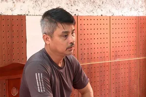 Lùi móp cửa xe taxi, lái xe AUDI nhờ người khác nhận tội thay