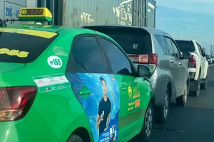 Tai nạn 3 ô tô trên cầu Thăng Long, hàng trăm xe 'bò' vào nội đô Hà Nội