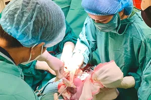 Hiếm gặp: 2 bé chào đời cùng vòng tránh thai của mẹ