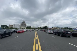 Ngôi trường 'VIP' ở Phú Thọ, xe hơi tấp nập đưa đón sĩ tử thi tốt nghiệp