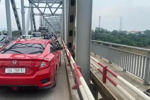 Mò tìm người đàn ông để ô tô trên cầu rồi nhảy xuống sông Hồng