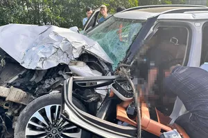 Đầu ô tô con biến dạng sau tai nạn trên cao tốc Nội Bài - Lào Cai