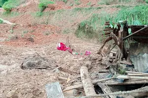 Mưa lớn làm sập nhà khiến bé trai 13 tuổi tử vong