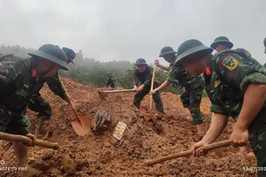 Vụ sạt lở đất đá vùi lấp xe 16 chỗ xảy ra như thế nào?