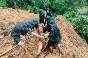 Vụ sạt lở vùi lấp xe 16 chỗ ở Hà Giang: 1 người thoát chết do xuống xe trước đó