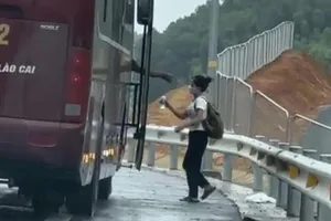 Đón cô gái trên cao tốc, tài xế xe khách bị phạt 11 triệu, tước GPLX 3 tháng