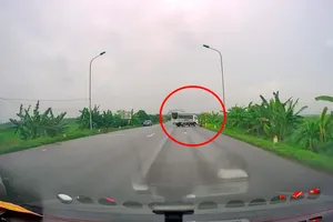 Có thầy dạy trên xe tập lái, học viên vẫn ép xe máy xuống ruộng