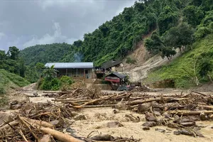 Người đàn ông mất vợ và con trong trận lũ quét lúc rạng sáng