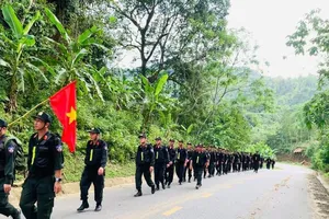 Cảnh sát Cơ động hành quân đến với người dân vùng khó khăn