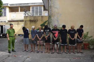 8 thanh thiếu niên chặn đánh người đi đường cướp xe máy