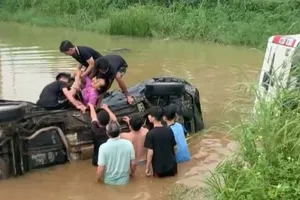 Sau tông nhau, 2 xe ô tô lật xuống ao, người dân phá cửa đưa người đi cấp cứu