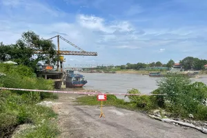 Phát hiện bom từ thời chống Mỹ dài hơn 1m ở cảng Việt Trì