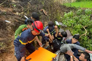 Giải cứu người mắc kẹt trong vụ xe tải lao xuống vực ở Sơn La