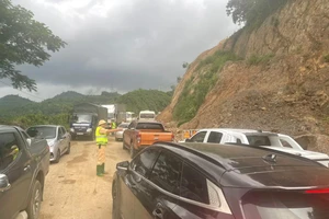 Cấm đường theo giờ tại dốc Cun, Hòa Bình để nổ mìn xử lý sạt lở đất