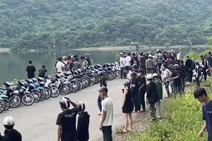 Công an vất vả ngăn chặn hàng chục 'quái xế' nghi tụ tập đua xe