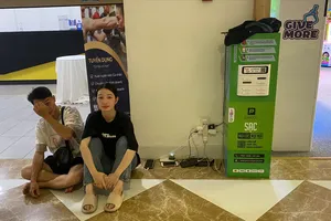 Quảng Ninh mất điện diện rộng, người dân đổ vào trung tâm thương mại sạc điện thoại