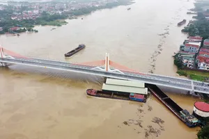 Tạm cấm cầu Vĩnh Phú để công binh xử lý tàu mắc kẹt