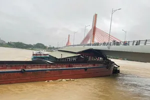 Tàu rỗng, nhà nổi trôi tự do mắc kẹt vào cầu Vĩnh Phú