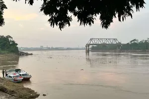 Phần còn lại của cầu Phong Châu có thể bị sập bất cứ lúc nào