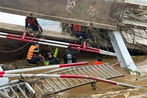 Mưa to nhưng lực lượng chức năng vẫn tiếp tục tìm kiếm nạn nhân vụ sập cầu Phong Châu