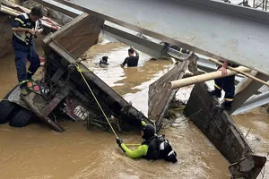 Vụ sập cầu Phong Châu: Tiếp cận xe đầu kéo mắc kẹt dưới sông