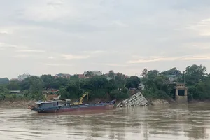 Trục vớt ô tô tải bị rơi xuống sông trong vụ sập cầu Phong Châu