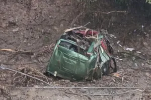 Vụ sập cầu Phong Châu: Xác định danh tính thi thể trong cabin xe đầu kéo