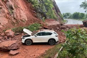 Đất đá sạt lở trúng 2 ô tô ở Sơn La