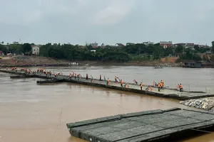 Quân đội chính thức lắp cầu phao Phong Châu
