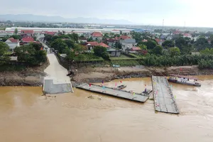Vì sao cầu phao Phong Châu chưa ghép nối trở lại để phục vụ người dân ?