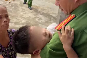 Giải cứu cháu bé 5 tuổi bị người bệnh tâm thần khống chế