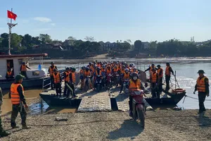 Phà Phong Châu vượt sông Hồng đi vào hoạt động