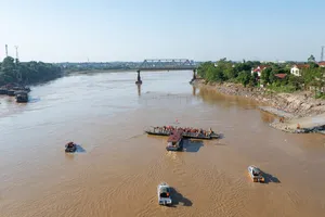 Công binh lắp phà quân sự phục vụ dân qua cầu Phong Châu