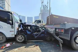 Ô tô con biến dạng trong vụ tai nạn liên hoàn ở Hà Nội
