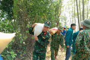 Mở đường công vụ tiếp tế lương thực cho 7.000 người bị cô lập do sạt lở ở Phú Thọ