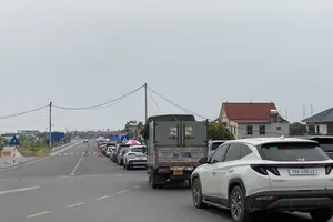 Điều chỉnh thời gian đóng mở cầu phao Phong Châu